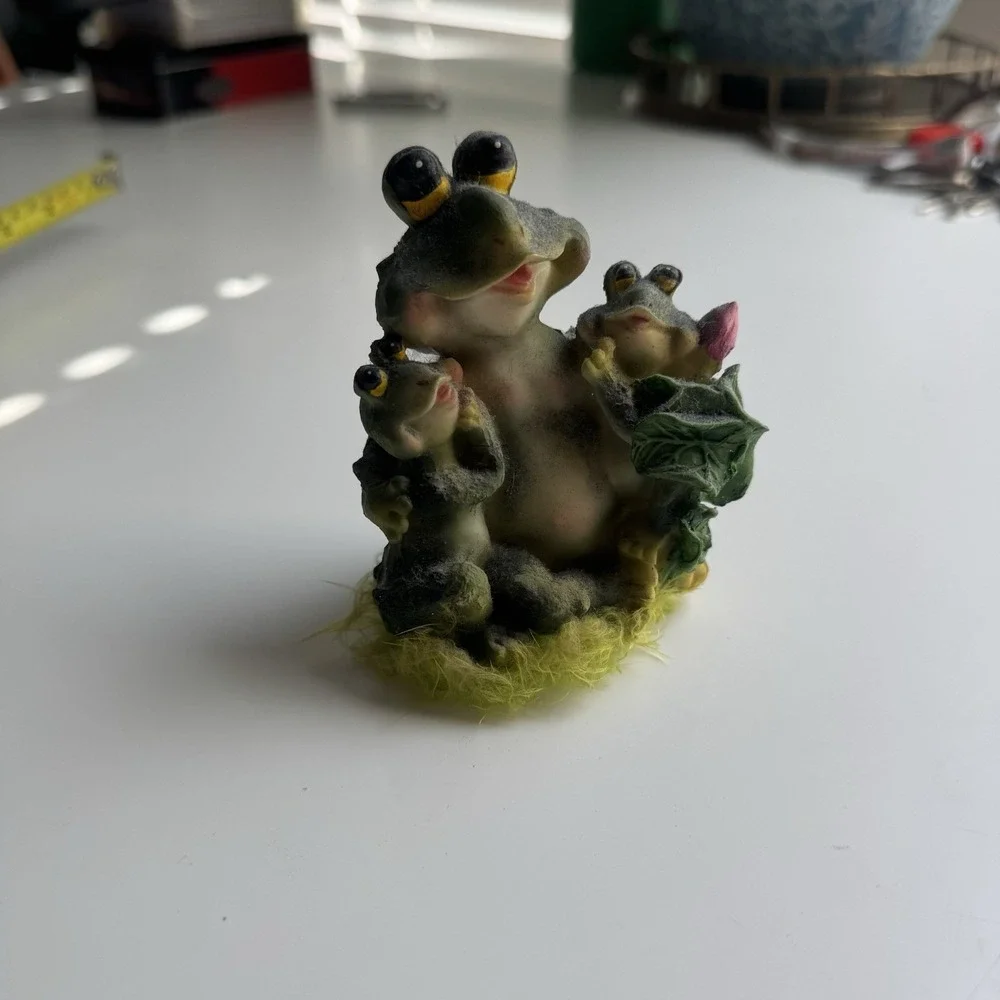 Vintage Frog Family Resin Figurine Parent & Baby Frogs Moss Base 4